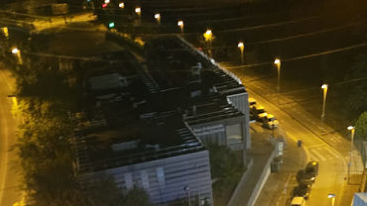 Mossos i amics i familiars dels afectats ahir a la matinada, després del tiroteig ocorregut a Girona. - ACN