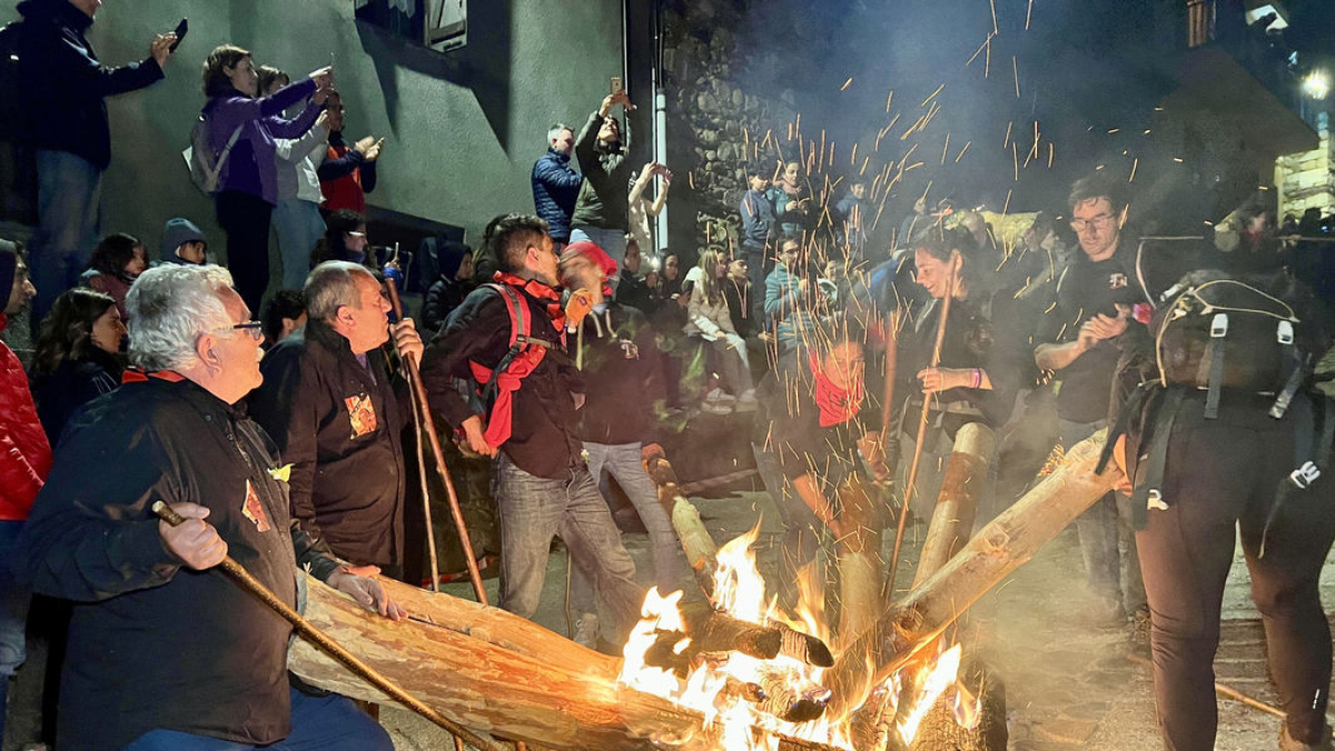 Fallaires d’Isil descansen moments abans d’iniciar el recorregut pel poble, diumenge a la nit. - JUDIT MONTOY