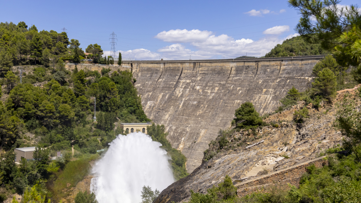 El pantà de Sant Antoni treu aigua per sobreeixidors de fons en el procés d’explotació elèctrica.