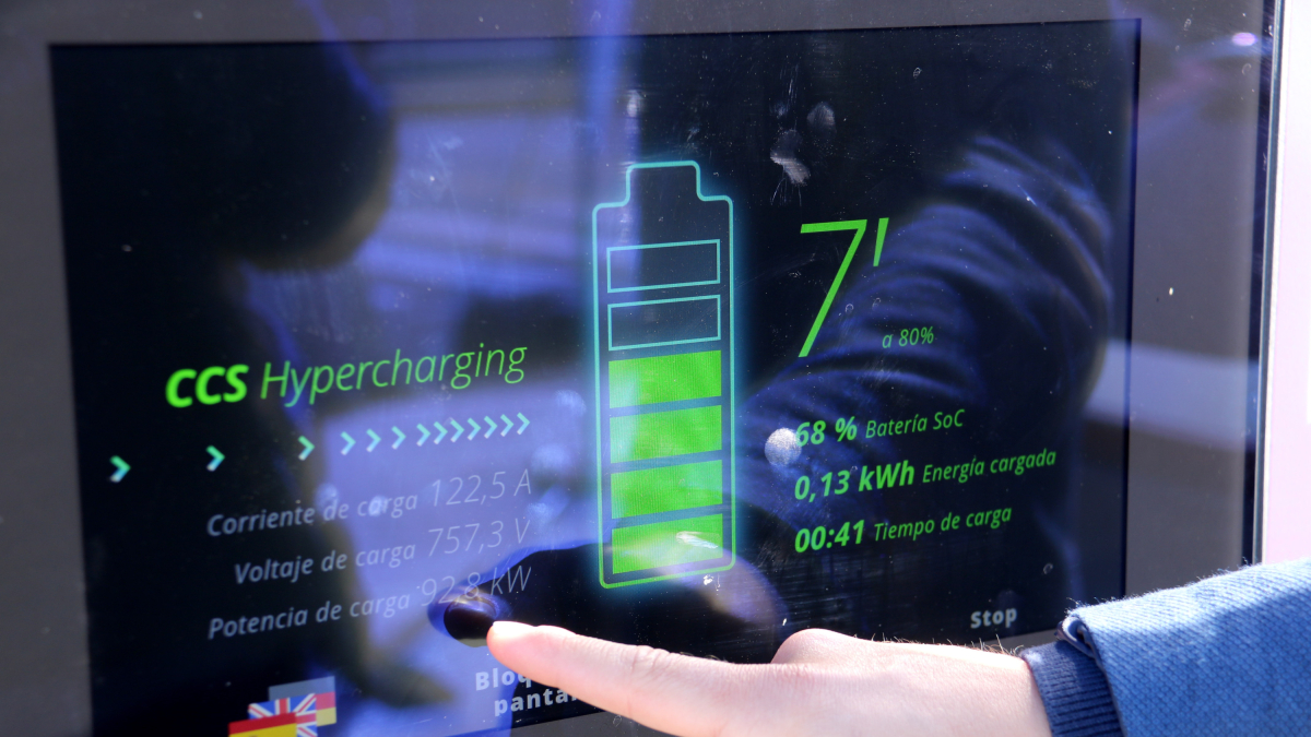 La pantalla d'un punt de recàrrega ultraràpida de vehicles elèctrics mostra el temps que tardarà el cotxe a carregar-se.