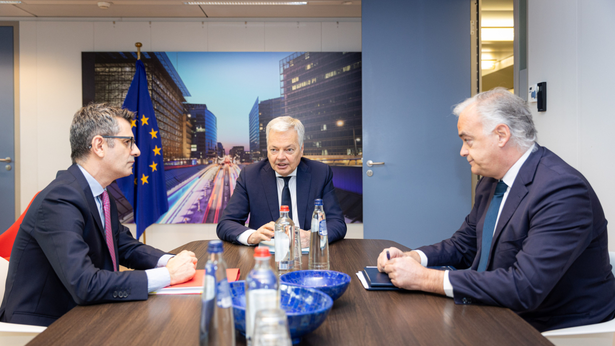 El comissari de Justícia, Didier Reynders, es reuneix amb el ministre de la presidència, Félix Bolaños, i el vicesecretari d'Acció Institucional del PP, Esteban González Pons