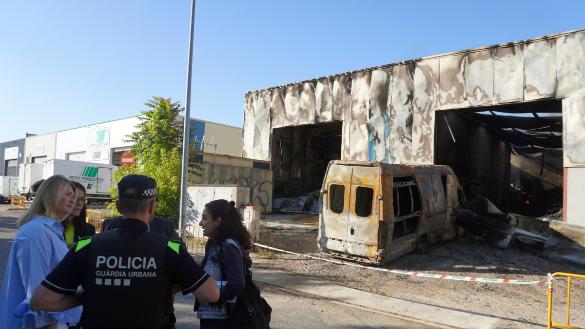 Les tinentes d'alcalde de Lleida Begoña Iglesias i Cristina Morón aquest dimarts al matí per fer seguiment de l'incendi a dos naus del polígon industrial Les Canals.