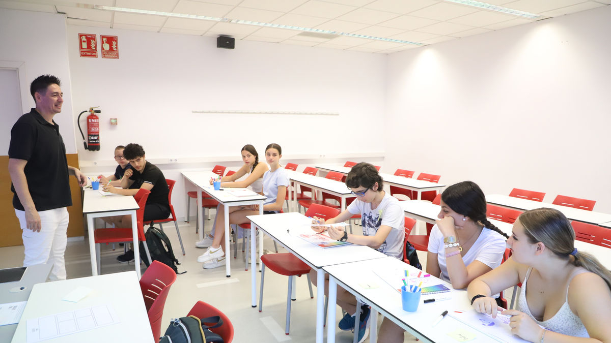 Alumnes ahir al taller de tècniques per aprendre a través de jocs. - JORDI ECHEVARRIA