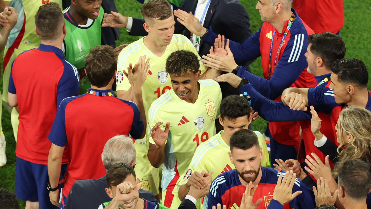 Los jugadores de la selección saludan a miembros del staff. - EFE