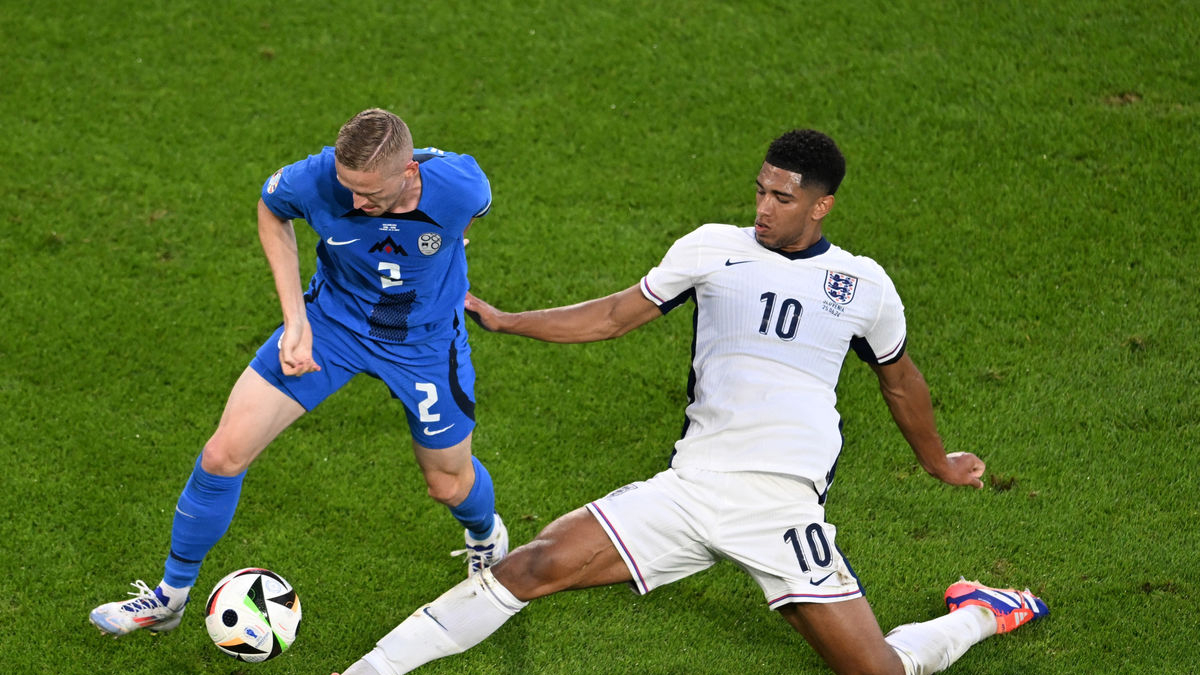 Bellingham prova d’arrabassar-li la pilota a l’eslovè Zarnicnik. - EUROPA PRESS