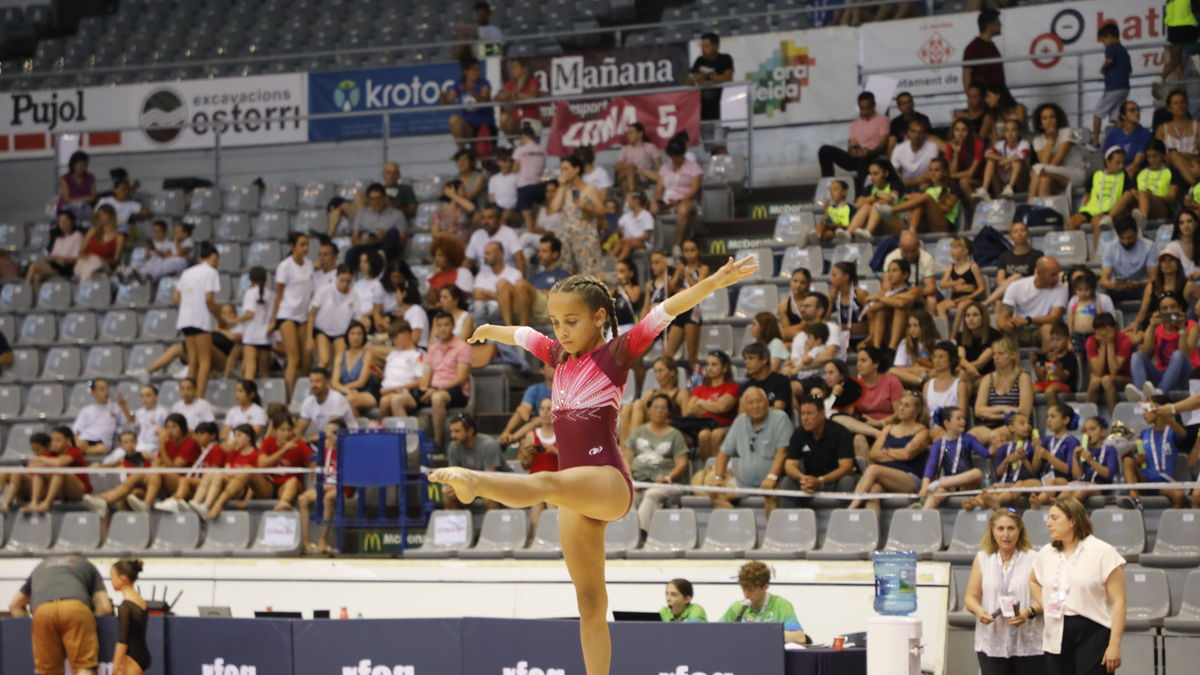 Un moment de la competició que es va iniciar ahir al Barris Nord de Lleida. - AMADO FORROLLA