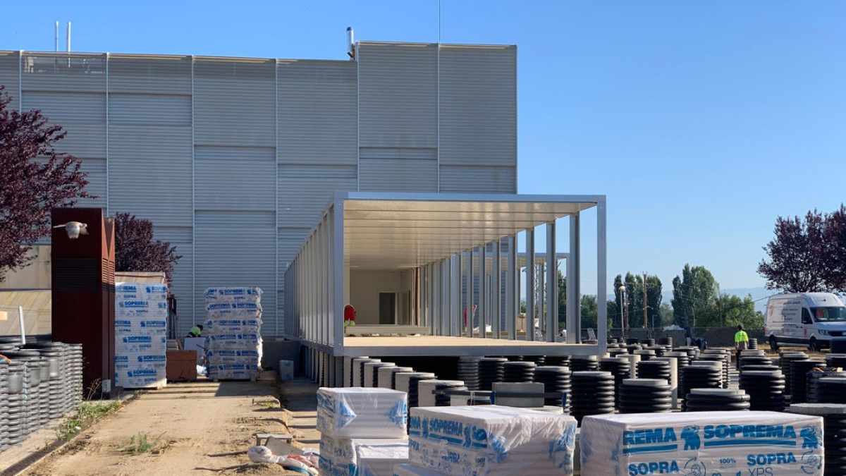 Módulos en el Arnau ■ El Institut Català de la Salut (ICS) está edificando un edificio prefabricado, modular y desmontable en la plaza del hospital Arnau que prevé alquilar durante dos años para trasladar temporalmente consultas y servicios ...