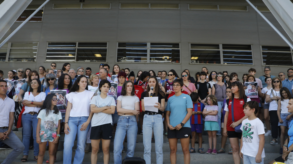 Les cinc jugadores del primer equip femení que van assistir a la protesta, amb el suport que van rebre davant del Barris Nord