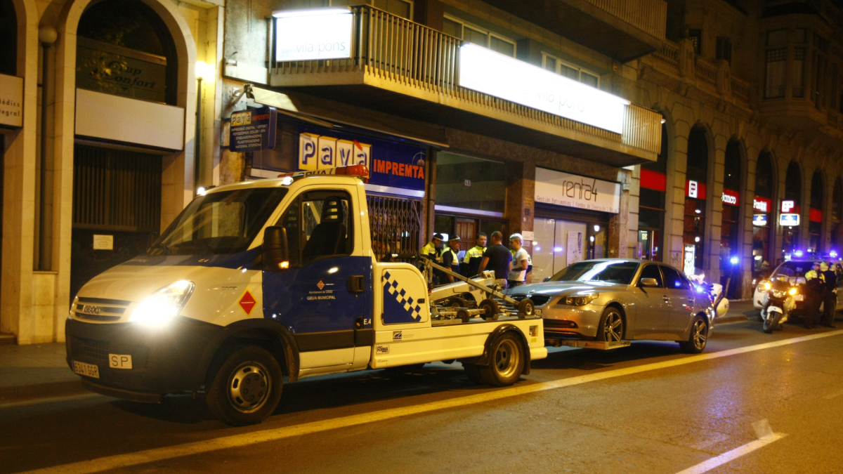 La grua municipal retira un cotxe a Lleida en una imatge d'arxiu.
