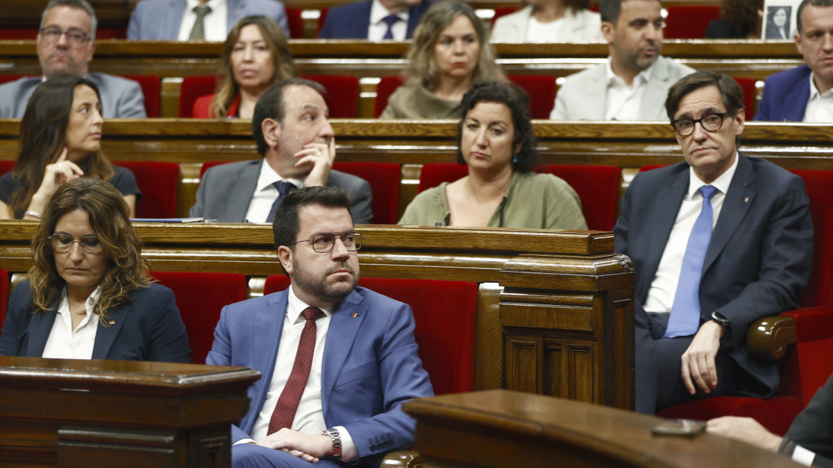 El pleno del Parlament celebra este miércoles una sesión plenaria en la que el presidente de la cámara catalana, Josep Rull, activa la cuenta atrás de dos meses para investir a un nuevo presidente de la Generalitat, después de que Salvador Illa y Carles Puigdemont hayan pedido más tiempo para buscar los apoyos necesarios.