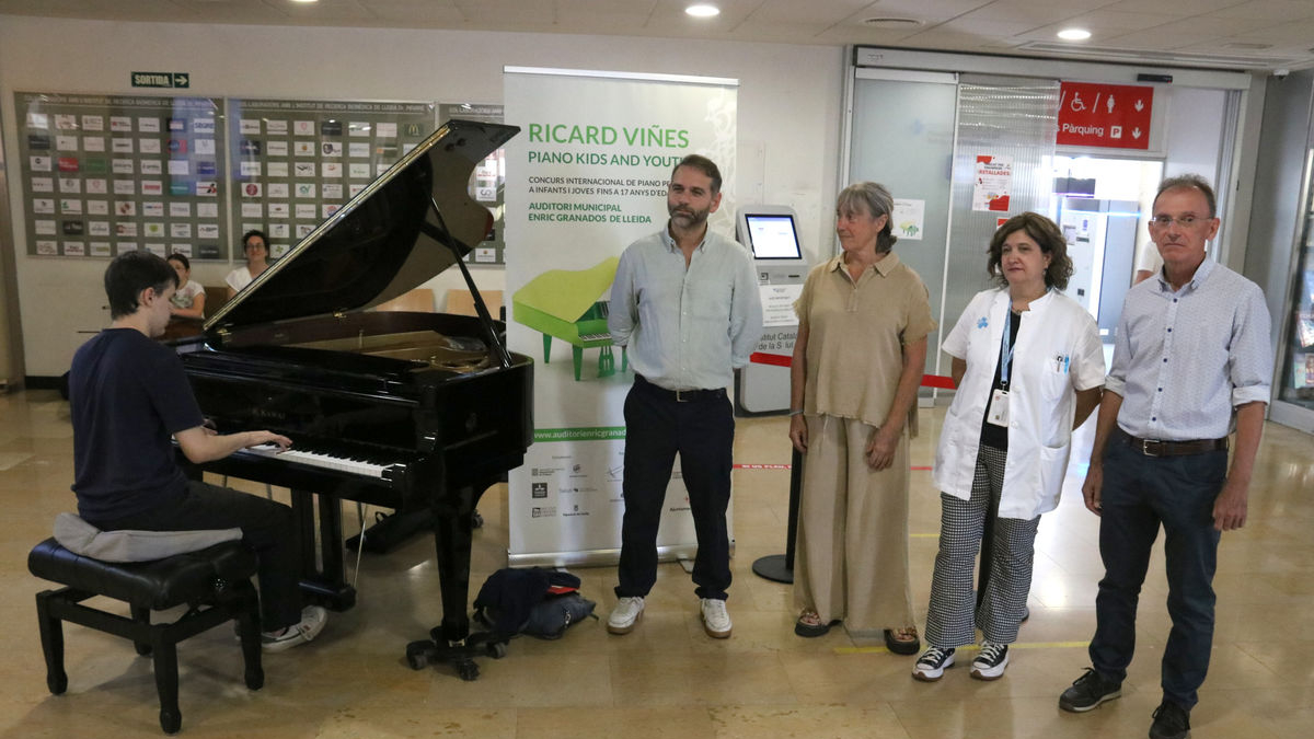 Representants de Paeria, Auditori, Conservatori i Arnau, ahir al costat del pianista Guillem Castel. - ACN