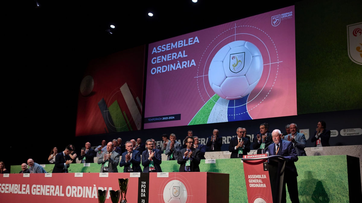 Directius i delegats territorials aplaudeixen Joan Soteras durant la seua intervenció en l’assemblea. - FCF