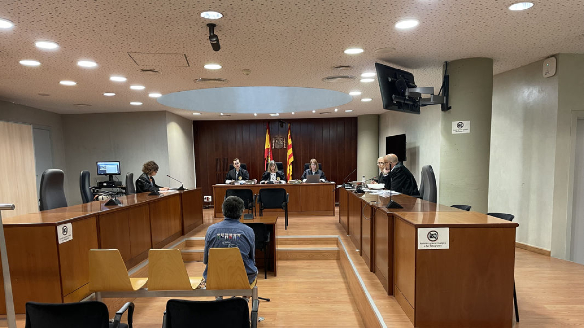 El acusado, de espaldas, ayer en el banquillo de la Audiencia de Lleida. - A. GUERRERO