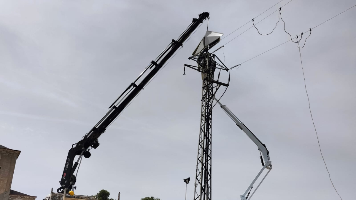 Endesa instal·la en torres elèctriques del Pla d'Urgell set prototips per protegir les cigonyes i millorar el servei