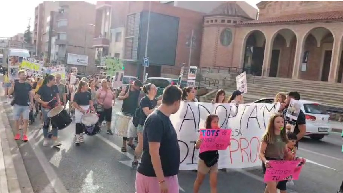 Més de 50 persones protestes a Mollerussa per demanar millores al refugi d'animals