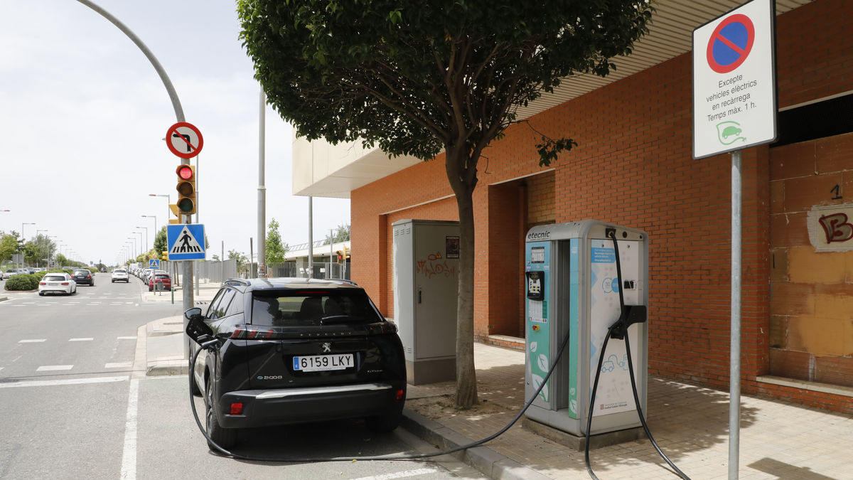 Un vehicle elèctric carregant-se a Balàfia ahir al migdia. - AMADO FORROLLA