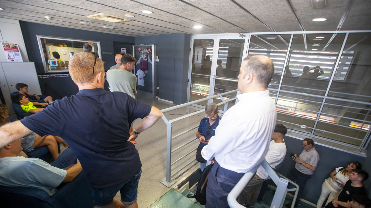 Un grup d’aficionats, ahir a les oficines del Barris Nord esperant per adquirir l’abonament. - GERARD HOYAS