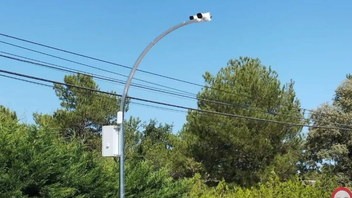 Una de las cámaras en los accesos al Pi de Sant Just. - AJUNTAMENT D’OLIUS