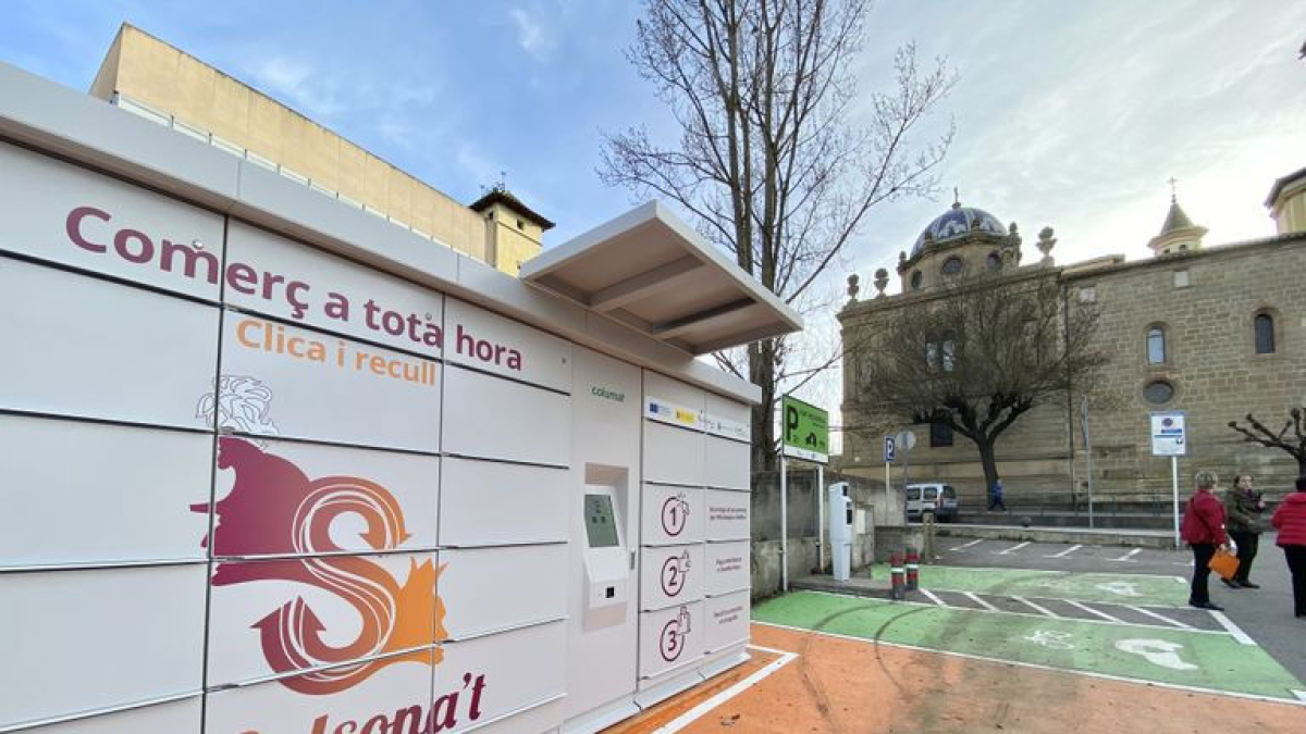 Taquilles d’una vintena de comerços per recollir la compra. - A. SOLSONA