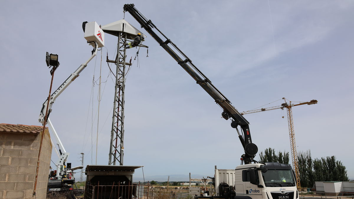 Els treballs per instal·lar el primer dels set prototips a Mollerussa. - J.GÓMEZ