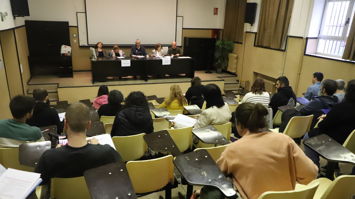 Aspirantes a las oposiciones a docentes a Lleida en una imagen de archivo. - MAGDALENA ALTISENT