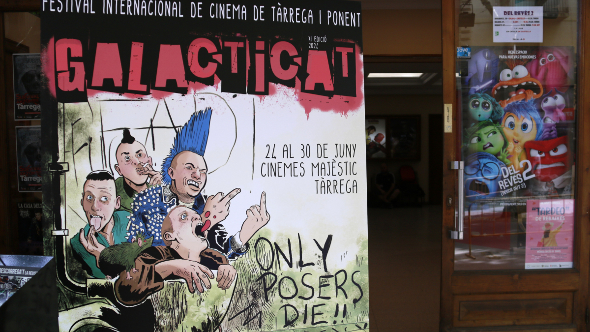 Cartell de l'onzena edició del Galacticat a l'entrada dels cinemes Majèstic de Tàrrega