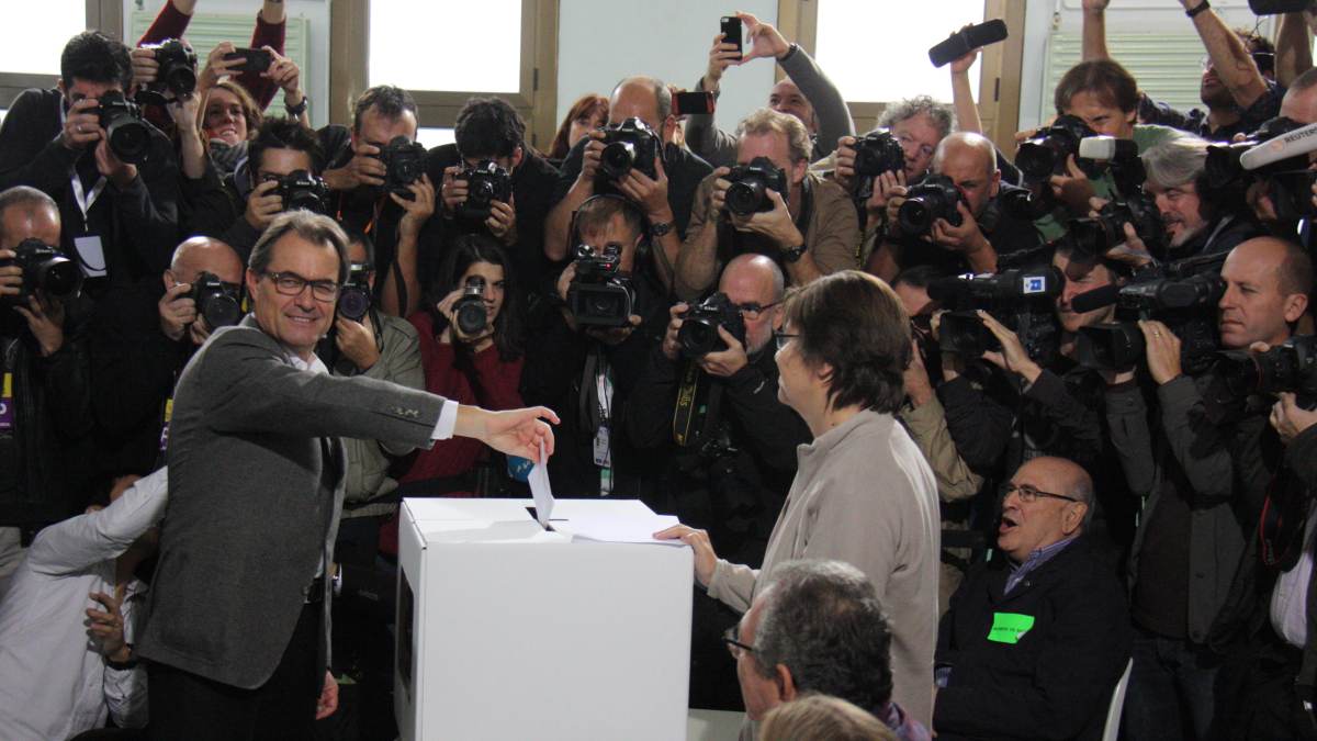 Mas, votant a l'Escola Pia Balmes en el procés participatiu del 9 de novembre del 2014.