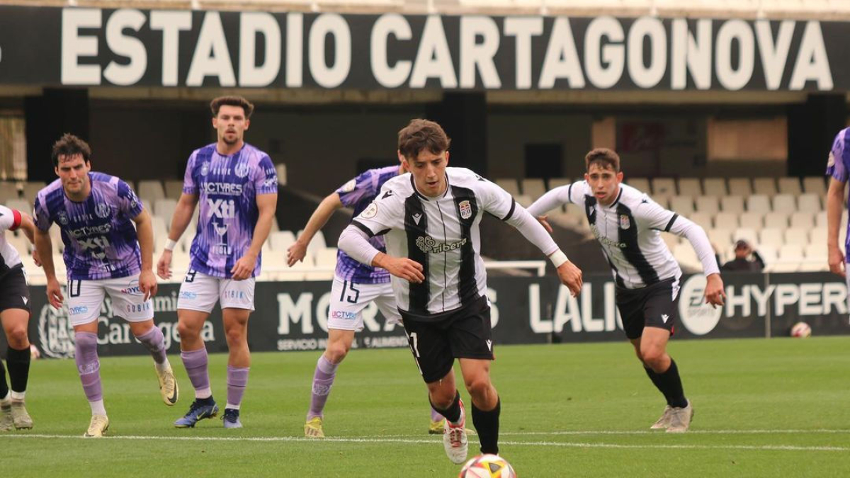 Iglesias, llançant un penal amb el filial del Cartagena.