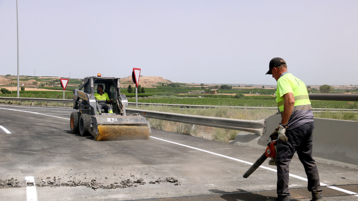 Operaris treballant ahir als accessos a l’autovia A-2 a Soses. - ACN