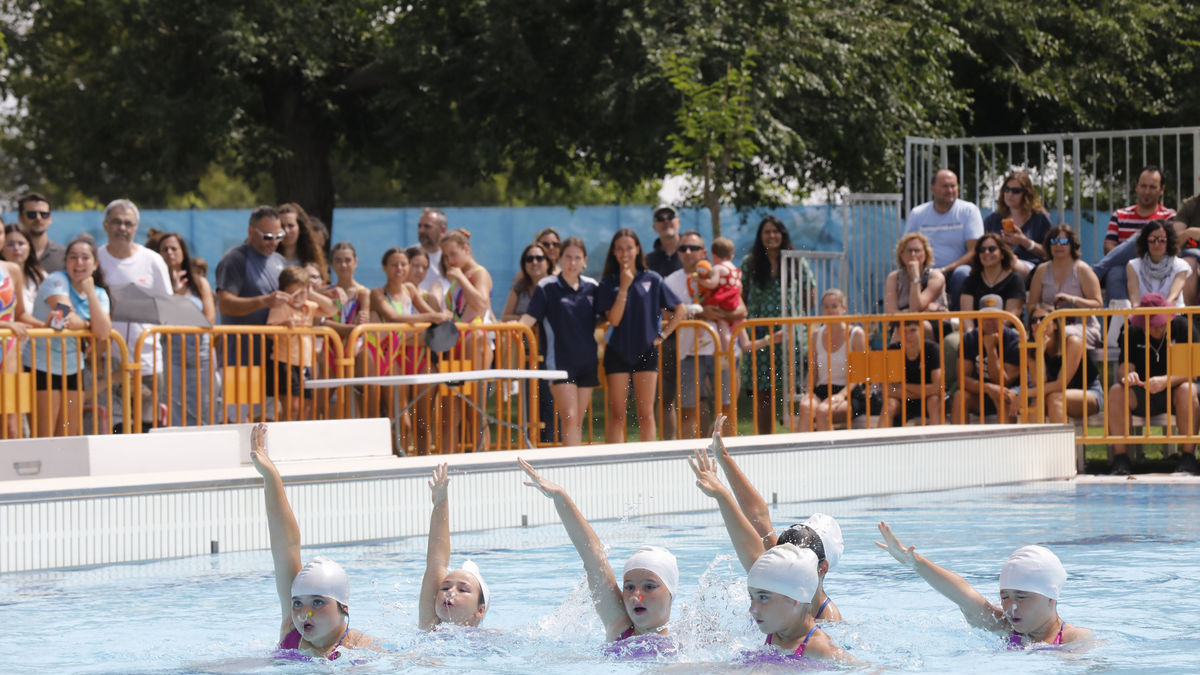 Un grupo de nadadoras durante la competición en la piscina del Club Natació Lleida.