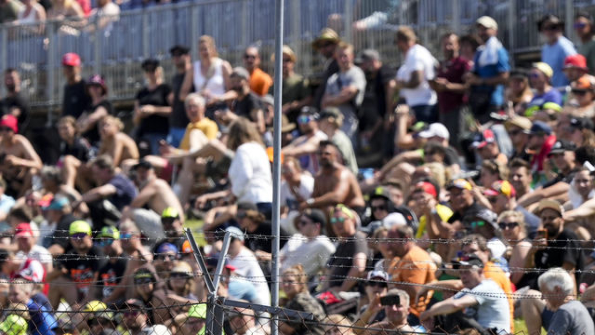 Marc Márquez es conducido a su taller después de sufrir una caída durante la prueba esprint.