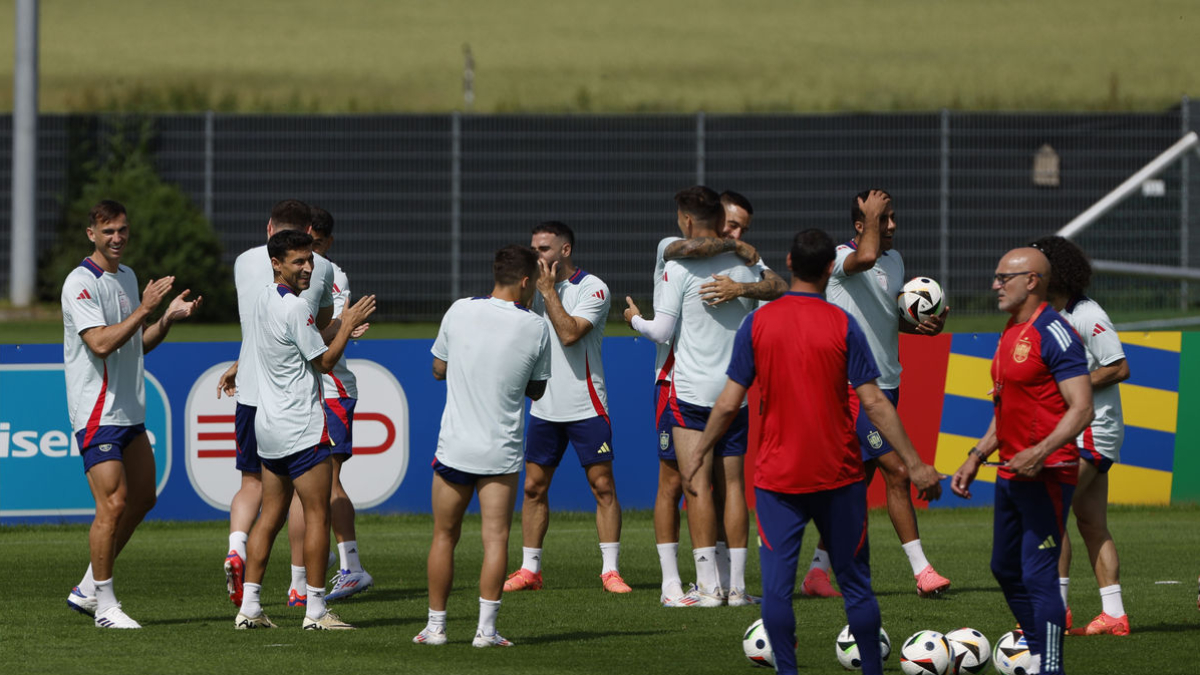 La selecció espanyola, durant el seu últim entrenament abans de desplaçar-se fins a Colònia. - EFE/J.J. GUILLÉN