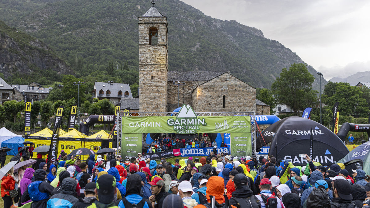 Els participants de l’Epic Trail, sortint ahir de l’Ultra i la Marató a Barruera, també seu de l’arribada. - OCISPORT
