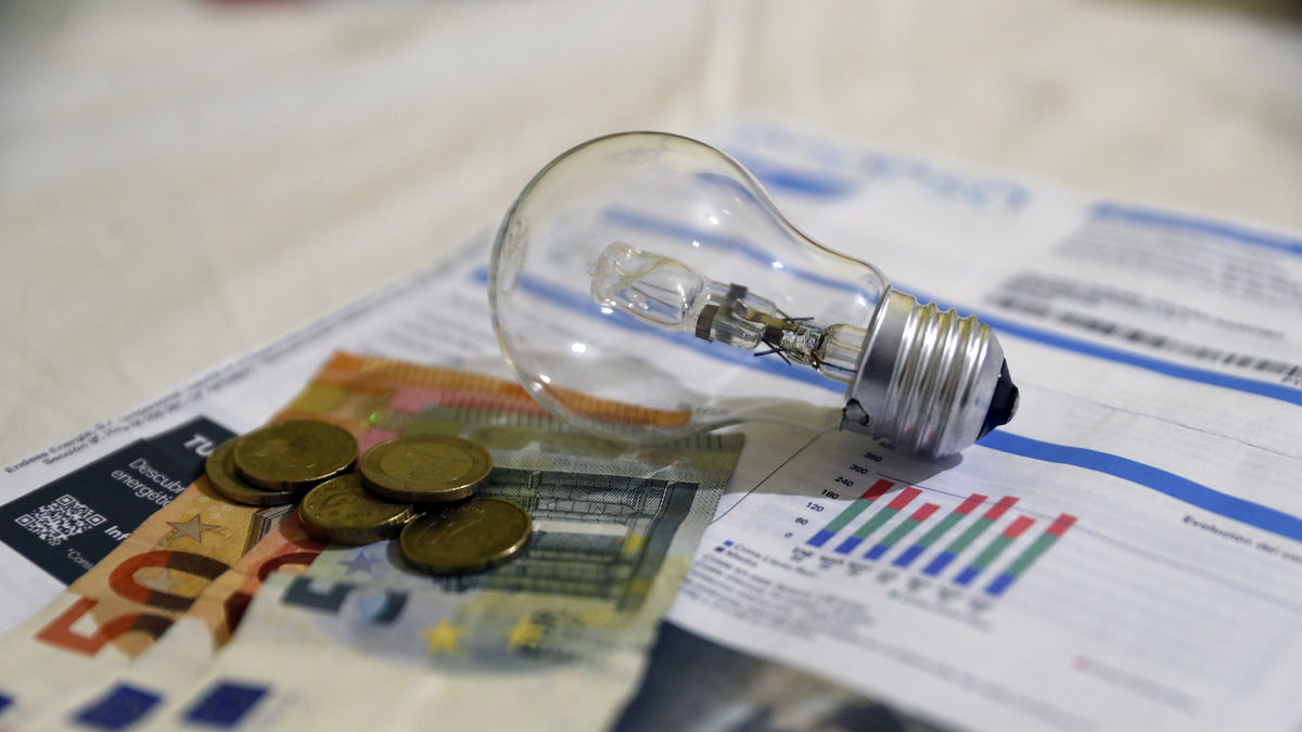 Los consumidores notarán el encarecimiento en sus facturas. - EFE/EDUARDO OYANA