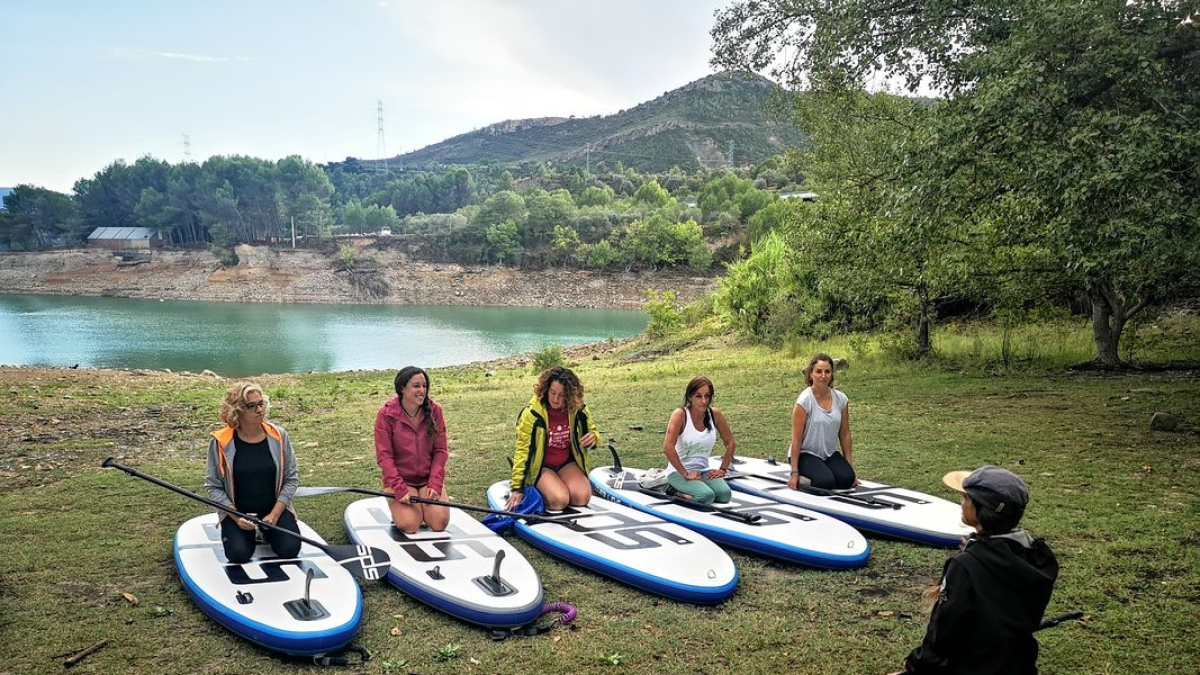 Jornadas de networking ■ La asociación organiza jornadas de trabajo y networking para fortalecer los lazos de la red y crear sinergias empresariales. En la imagen, una actividad de Stand Up Paddle que dirigió Gina Calvet en el pantano de Sant A ...