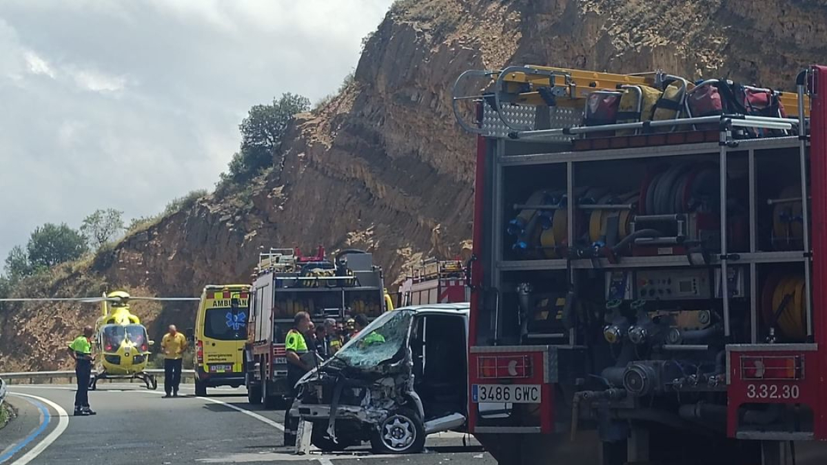 La furgoneta y el turismo implicados quedaron hechos un amasijo de hierros a causa del impacto.