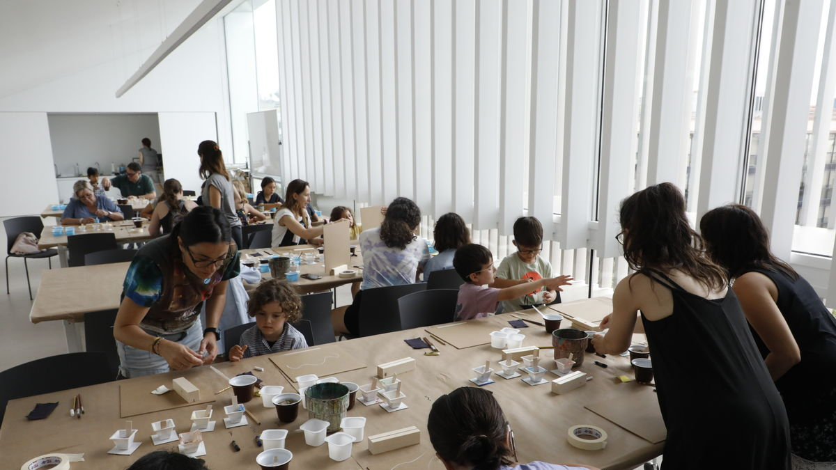 El colectivo artístico Koala Art for Kids! dirigió ayer un taller familiar en el Museu Morera de Lleida. - AMADO FORROLLA