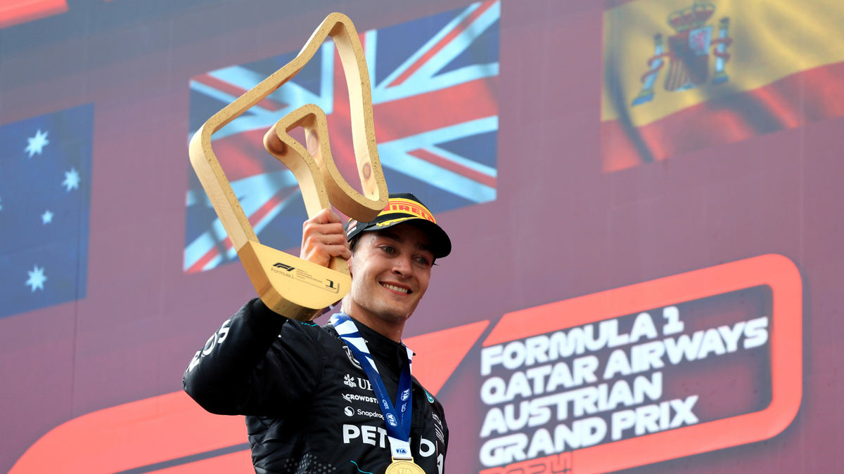 El británico George Russell celebra en el podio su victoria en el Gran Premio de Austria. - EFE/EPA/MARTIN DIVISEK