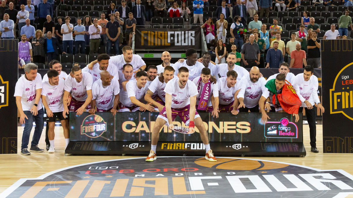 David Cuéllar levanta el trofeo de vencedores de la final four. - JAVI ENJUANES