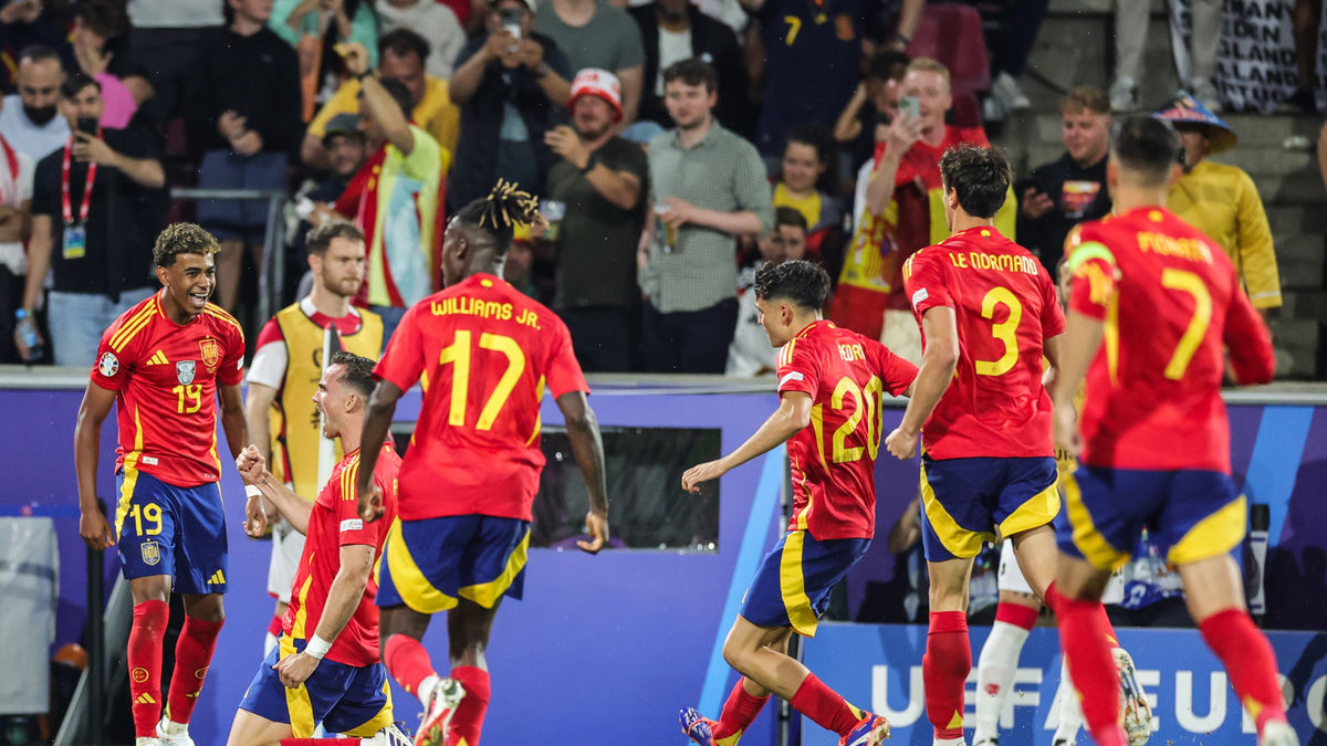 Fabián Ruiz se lanza de rodillas al césped tras anotar el 2-1, cerca de Lamine Yamal, su asistente, mientras se acercan el resto de los compañeros de la selección española. - EUROPA PRESS