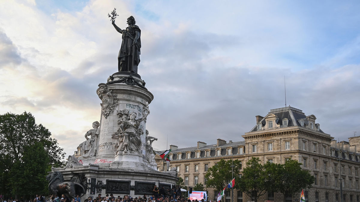 La plaça de la República de París es va omplir de persones per protestar contra la victòria de Le Pen ahir. - X