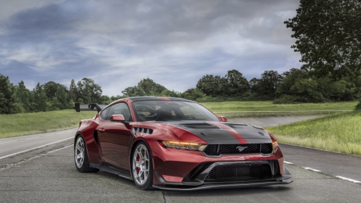 L’interior del Mustang GTD se centra en el conductor.