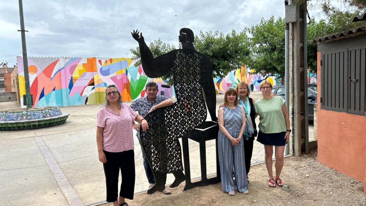 Penelles inaugura ‘a La Pensadora’, una escultura de acero de Sonia Alins