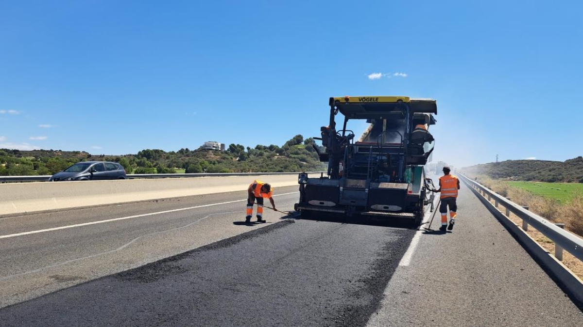 Trabajos de mantenimiento en una autovía.
