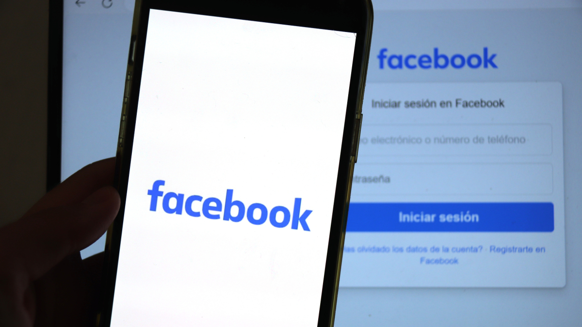 Pantallas con el logotipo de Facebook.