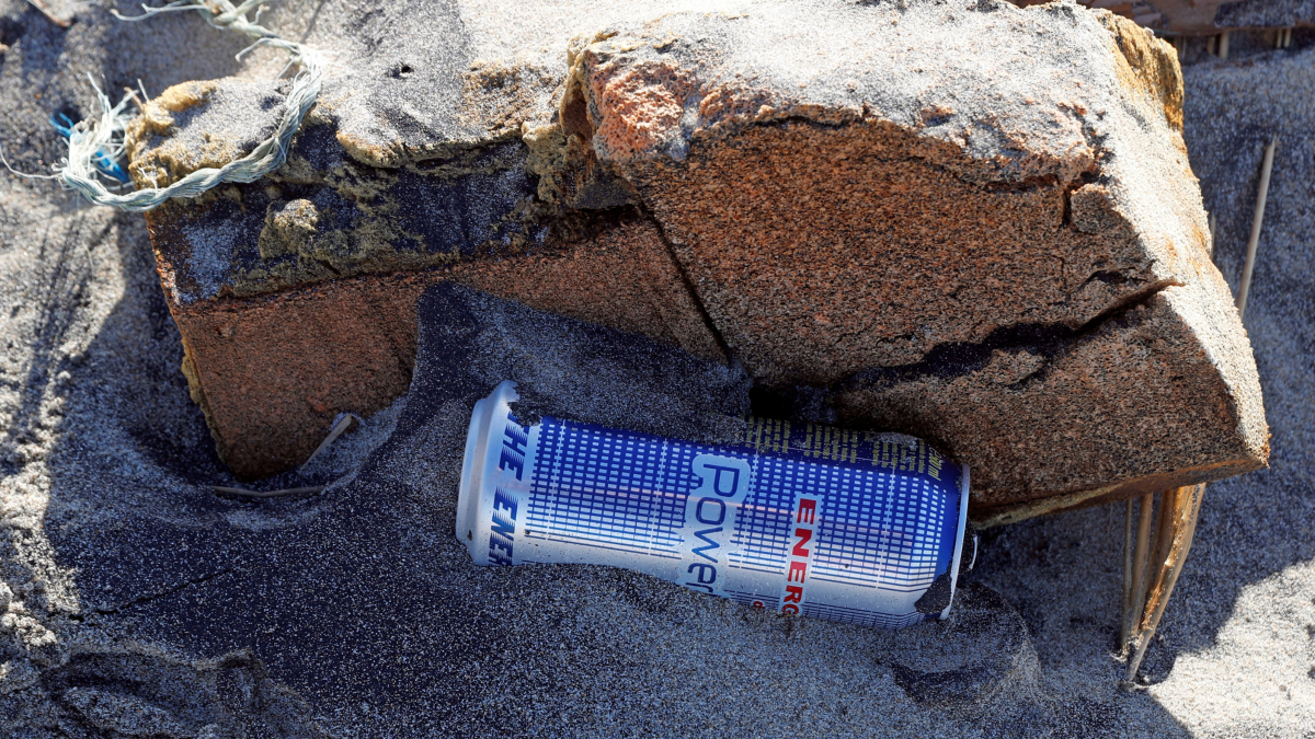 Escombraries abandonades a la platja del Parc Nacional de Doñana-Matalacañas a Huelva. Arxiu