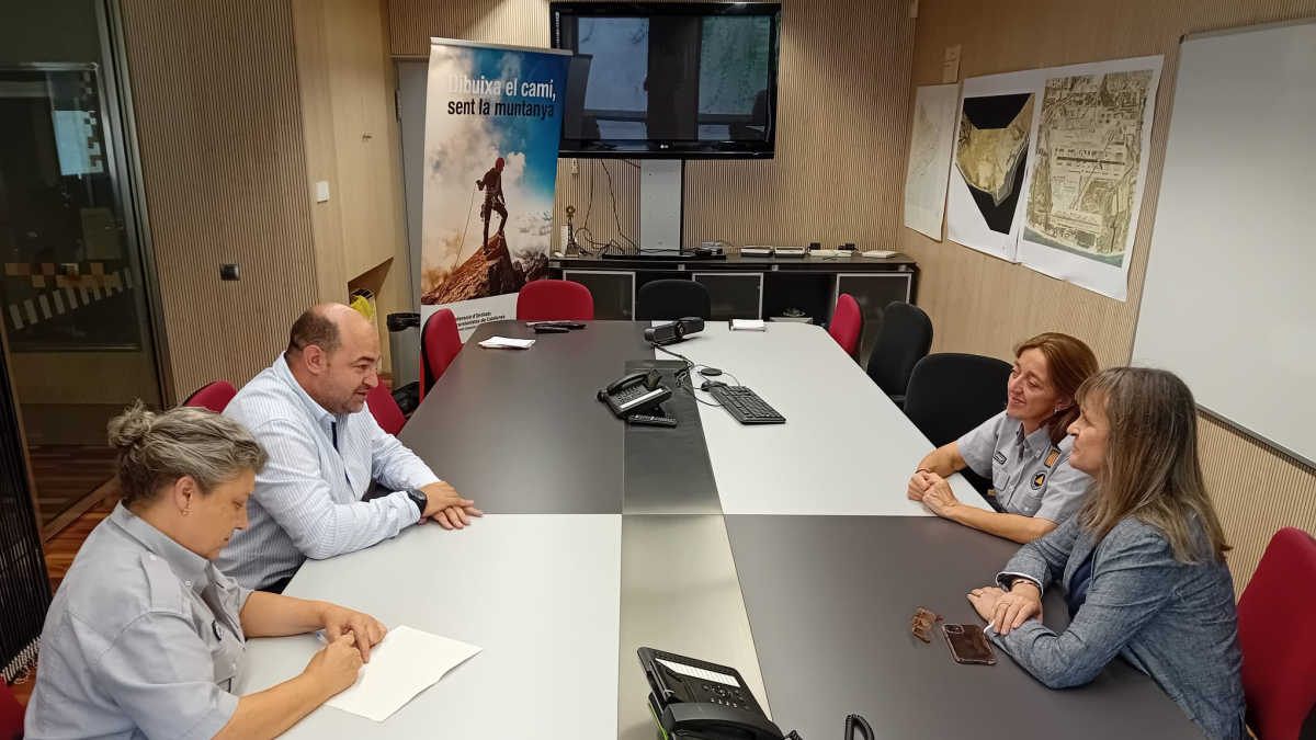 A la izquierda, Imma Solé, subdirectora general de Coordinación y Gestión de Emergencias, y Jordi Merino, presidente de la FEEC. A la derecha, Marta Cassany, directora general de Protección Civil, y Rosa Mata, jefa del Servicio Logístico y Operativa Territorial.