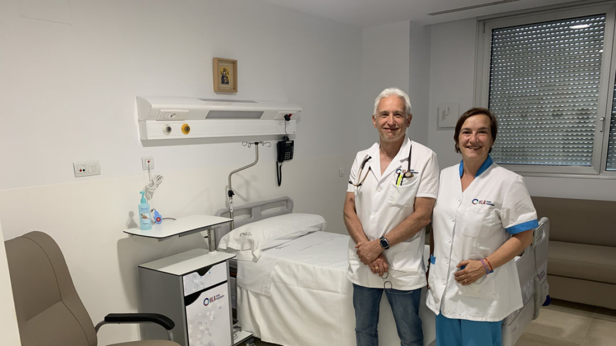 Un médico y una enfermera de la clínica en una de sus nuevas habitaciones. - MARC CARBONELL