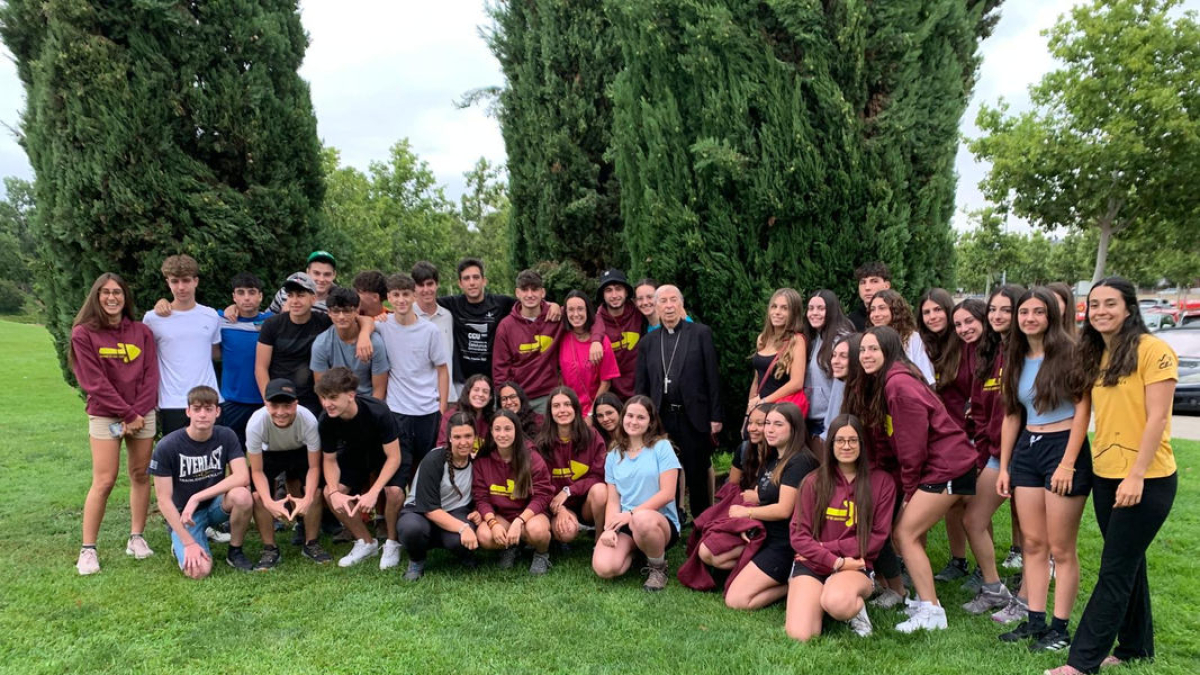 Los jóvenes leridanos fueron despedidos ayer por el obispo de Lleida, Salvador Giménez, antes de partir hacia Galicia. - BISBAT DE LLEIDA