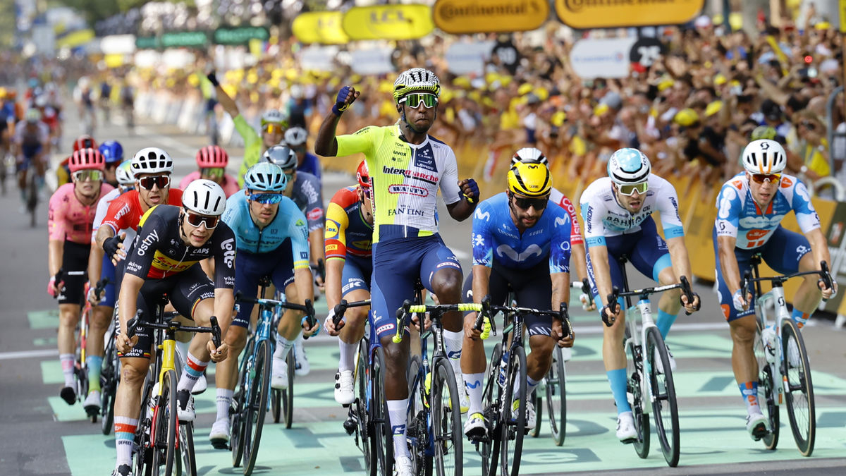 L’eritreu Biniam Girmay aixeca el braç celebrant la victòria. - EFE/EPA/KIM LUDBROOK